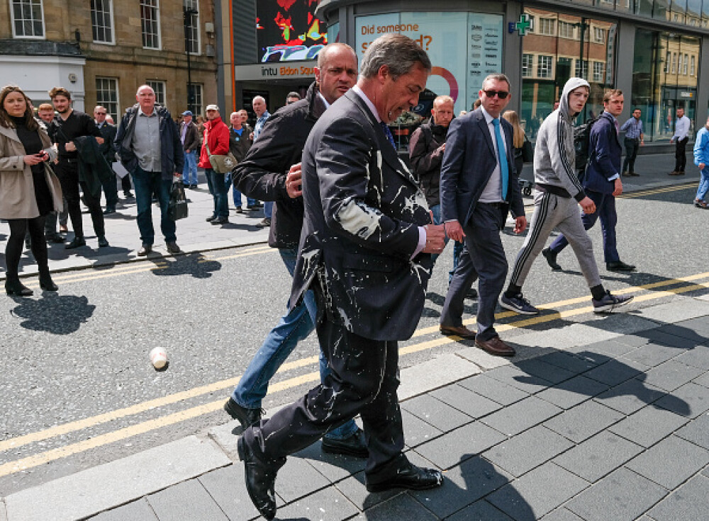 Nigel Farage, furios după ce un protestatar a aruncat un milkshake pe el. VIDEO - Imaginea 7