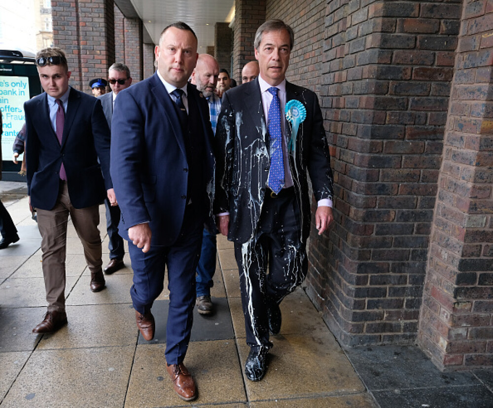Nigel Farage, furios după ce un protestatar a aruncat un milkshake pe el. VIDEO - Imaginea 6