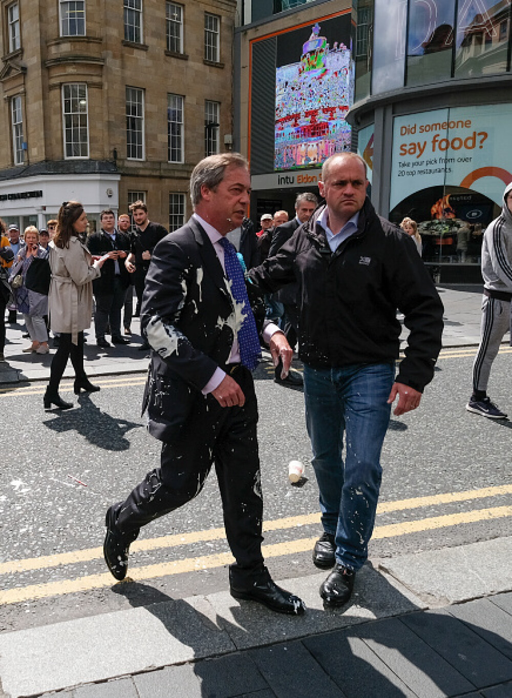 Nigel Farage, furios după ce un protestatar a aruncat un milkshake pe el. VIDEO - Imaginea 4