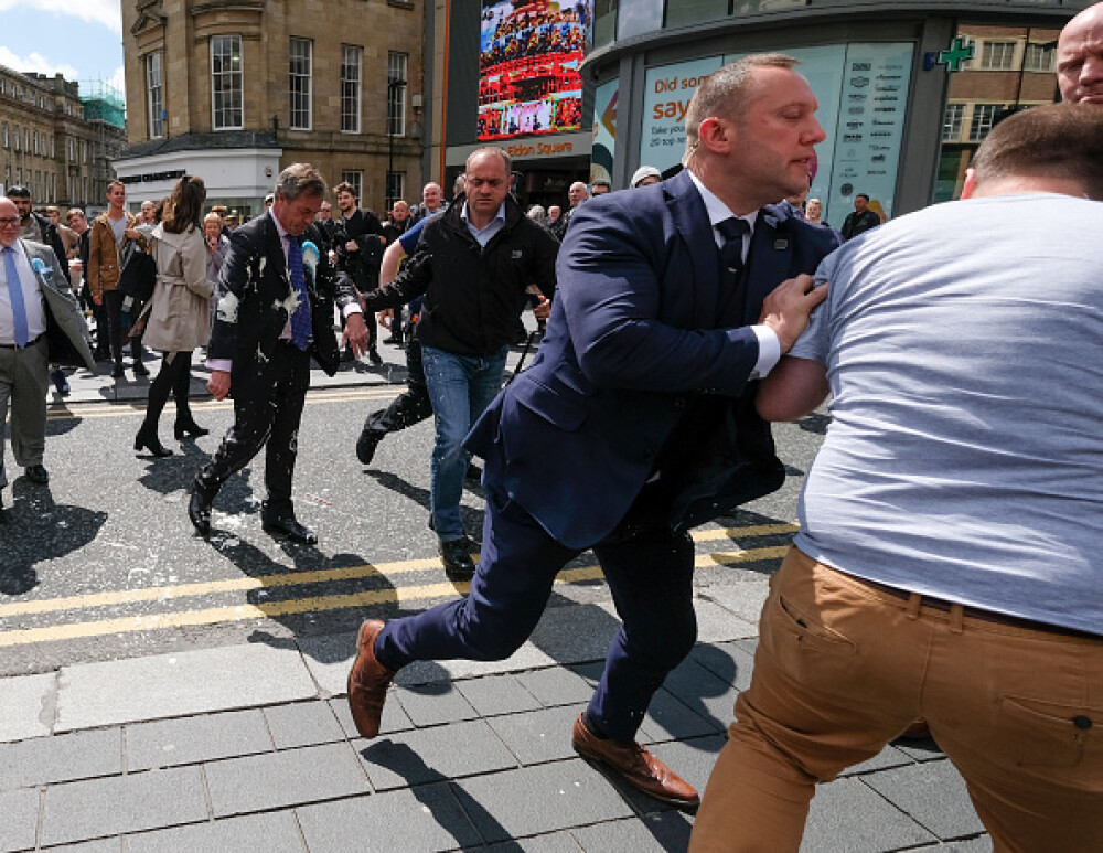 Nigel Farage, furios după ce un protestatar a aruncat un milkshake pe el. VIDEO - Imaginea 3