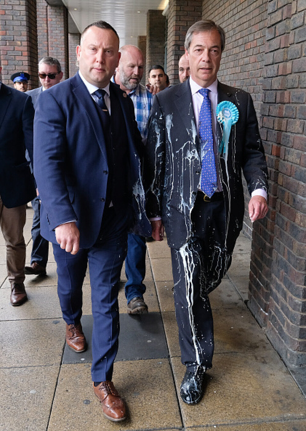 Nigel Farage, furios după ce un protestatar a aruncat un milkshake pe el. VIDEO - Imaginea 1
