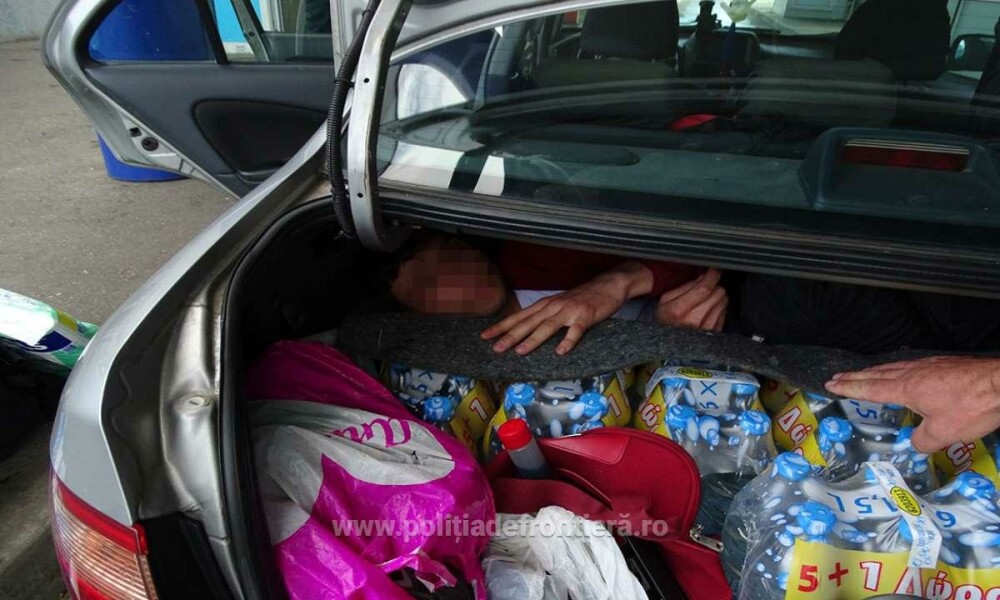 Şofer dat de români pe mâna poliţiştilor bulgari. Ce avea în spatele baxurilor cu apă - Imaginea 2