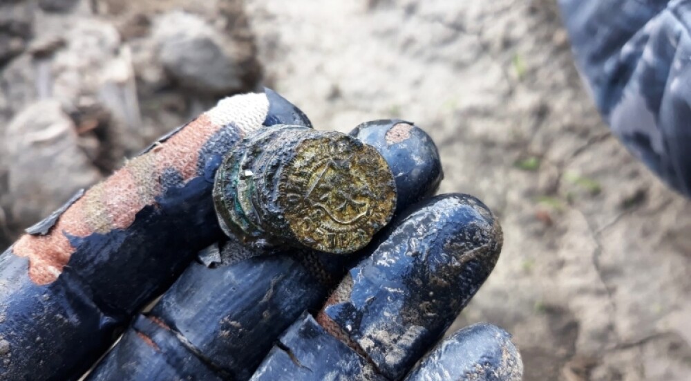 Tezaurul descoperit în Neamț de un poliţist căutător de comori. FOTO - Imaginea 5