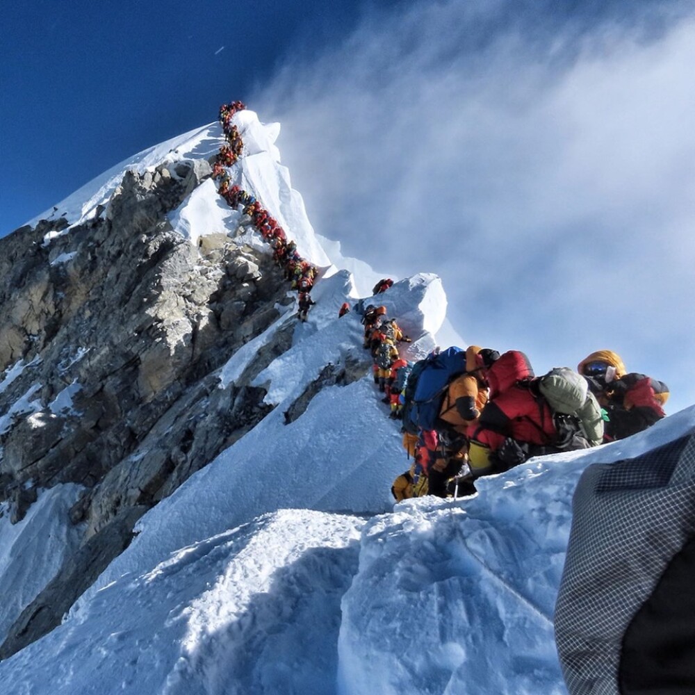”Săptămâna morții” pe Everest. Momentul uluitor cu 300 de oameni în șir indian pe munte - Imaginea 3