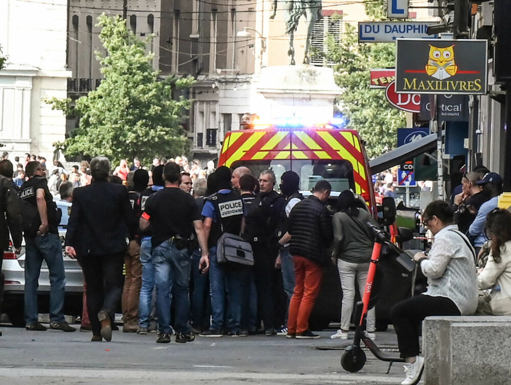 Un colet capcană a explodat la Lyon. 13 oameni au fost răniți, printre care o fetiță de 8 ani - Imaginea 8