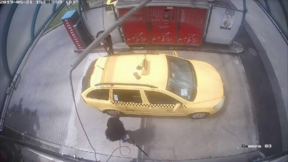 Cum a fost jefuit un taximetrist din Ungaria în timp ce-și spăla mașina într-o benzinărie - Imaginea 1