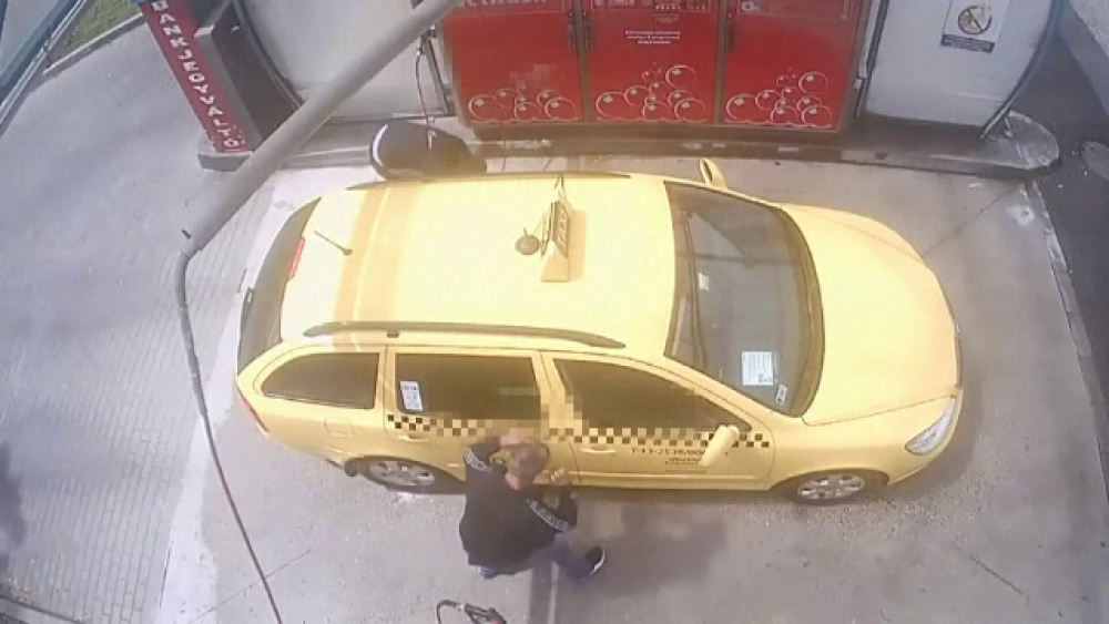 Cum a fost jefuit un taximetrist din Ungaria în timp ce-și spăla mașina într-o benzinărie - Imaginea 2