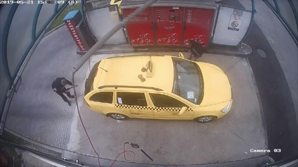 Cum a fost jefuit un taximetrist din Ungaria în timp ce-și spăla mașina într-o benzinărie - Imaginea 3