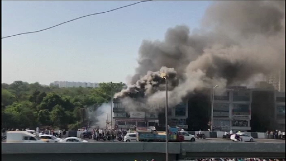 Incendiu devastator într-un centru de meditații: Studenții s-au aruncat de la etaj pentru a se salva - Imaginea 2