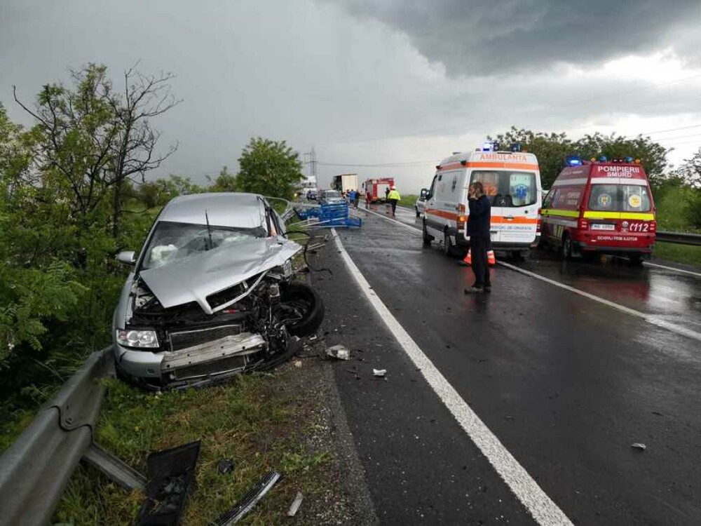 Remorca unui TIR plin cu schele metalice s-a desprins şi a spulberat trei mașini, în Argeș - Imaginea 1