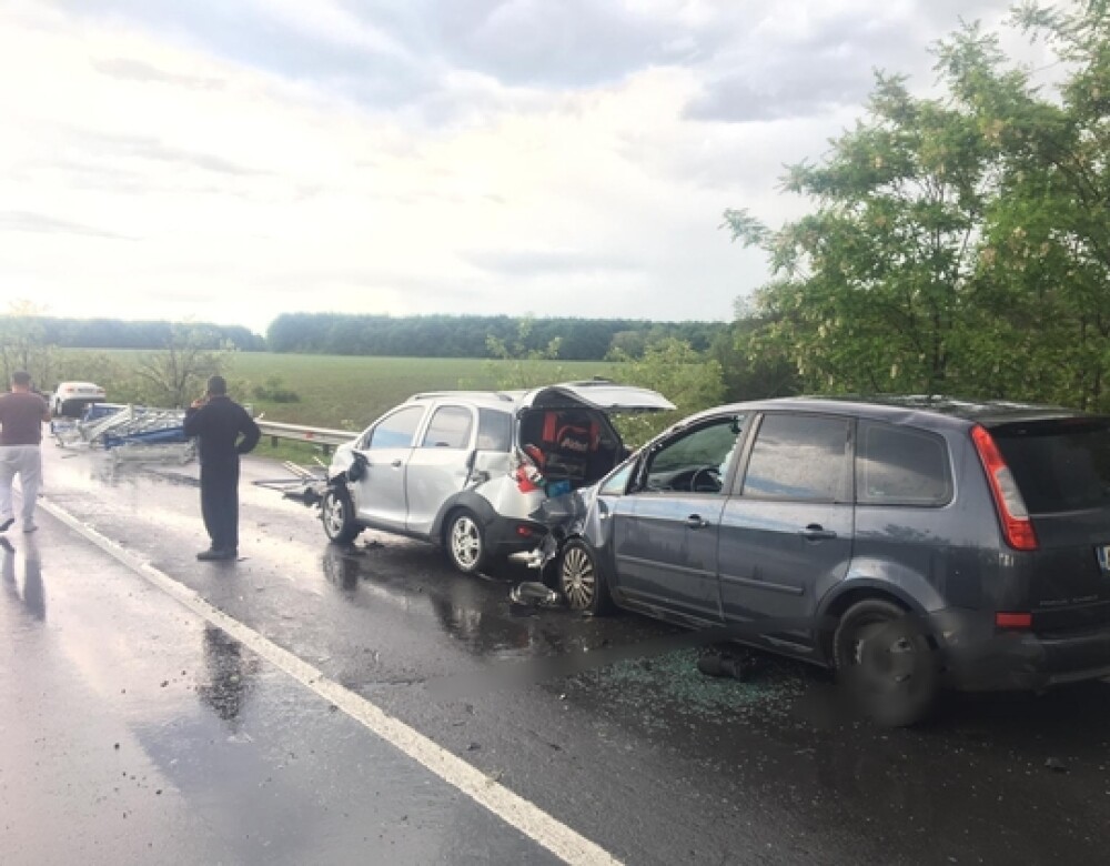 Remorca unui TIR plin cu schele metalice s-a desprins şi a spulberat trei mașini, în Argeș - Imaginea 2