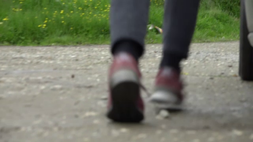 Ce riscă femeia din Brașov care și-a târât băiețelul cu mașina și a amenințat că-l abandonează - Imaginea 1