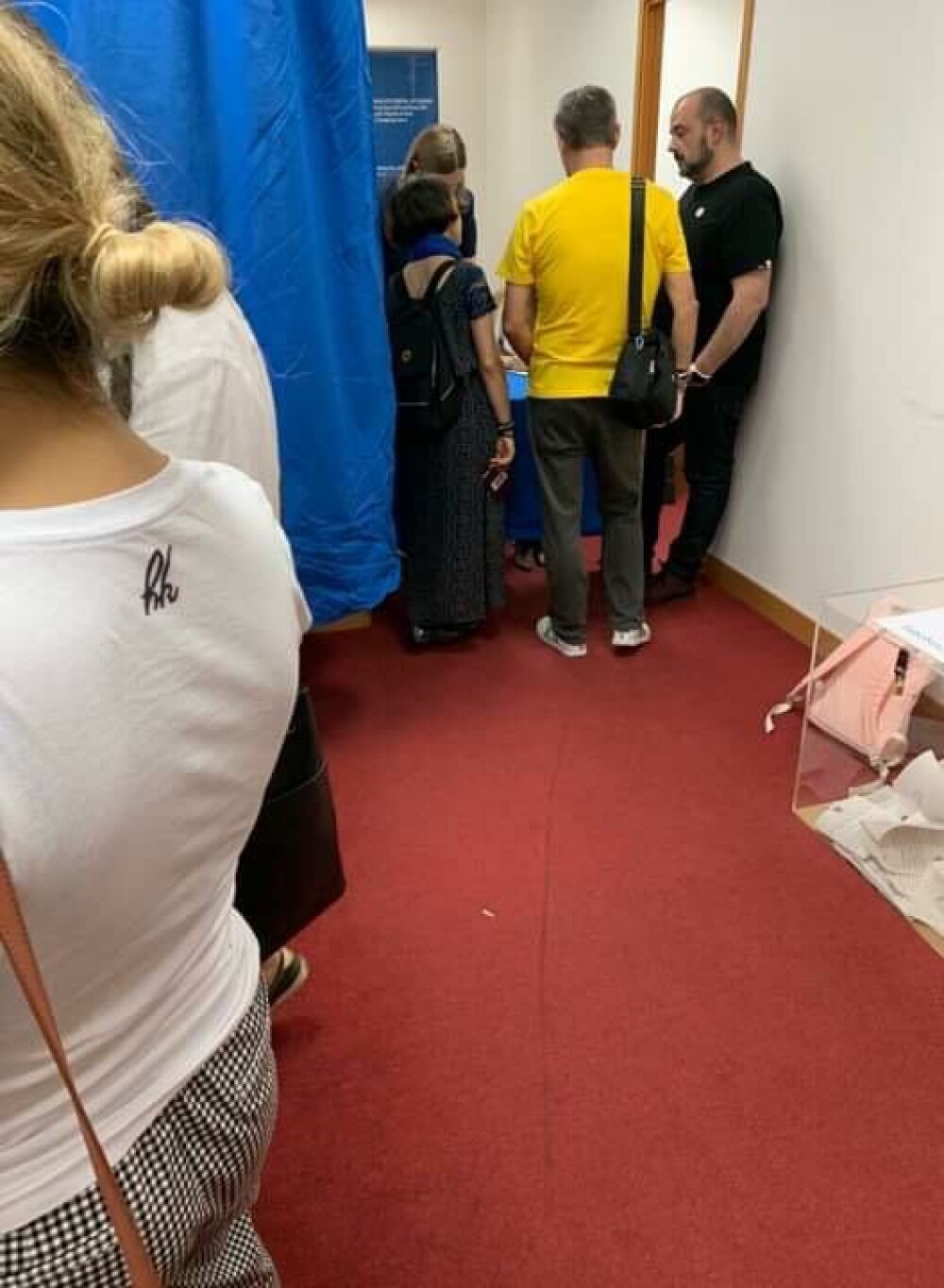 Românii au stat la cozi uriașe, la secţiile de votare din străinătate. GALERIE FOTO, VIDEO - Imaginea 21