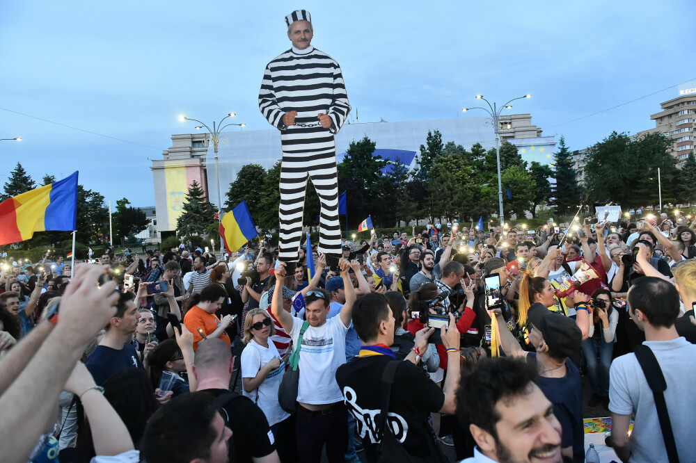 Piața Victoriei, loc de petrecere după europarlamentare și condamnarea lui Dragnea - Imaginea 4