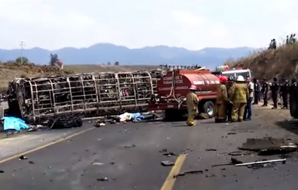 Autocar cu pelerini făcut scrum în Mexic, după impactul cu un camion: sunt 21 morți. VIDEO - Imaginea 1