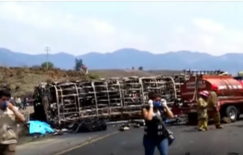 Autocar cu pelerini făcut scrum în Mexic, după impactul cu un camion: sunt 21 morți. VIDEO - Imaginea 3