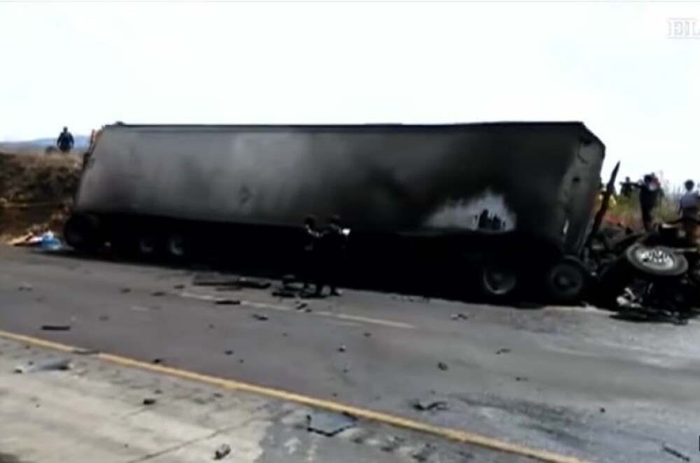 Autocar cu pelerini făcut scrum în Mexic, după impactul cu un camion: sunt 21 morți. VIDEO - Imaginea 9