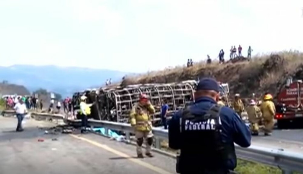Autocar cu pelerini făcut scrum în Mexic, după impactul cu un camion: sunt 21 morți. VIDEO - Imaginea 8