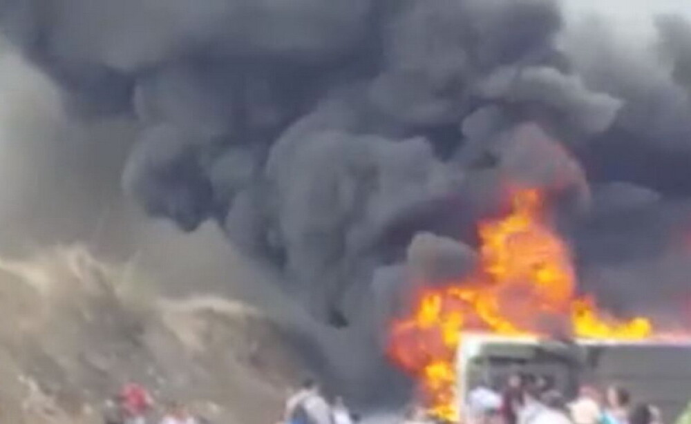 Autocar cu pelerini făcut scrum în Mexic, după impactul cu un camion: sunt 21 morți. VIDEO - Imaginea 2