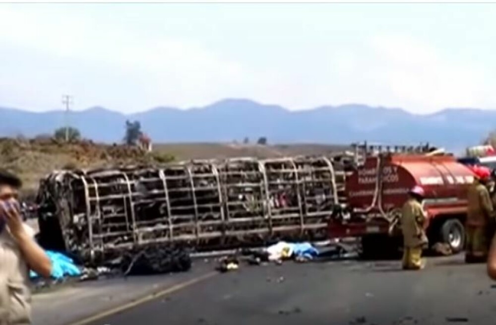 Autocar cu pelerini făcut scrum în Mexic, după impactul cu un camion: sunt 21 morți. VIDEO - Imaginea 4