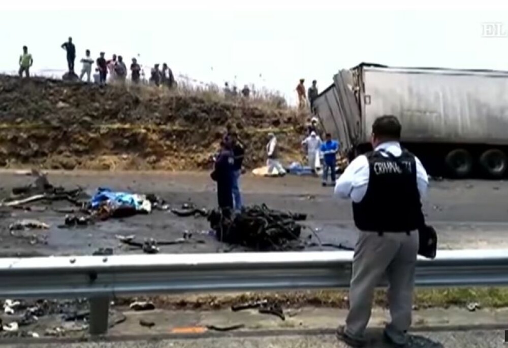Autocar cu pelerini făcut scrum în Mexic, după impactul cu un camion: sunt 21 morți. VIDEO - Imaginea 7