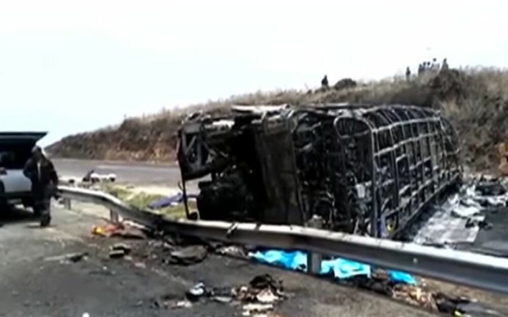 Autocar cu pelerini făcut scrum în Mexic, după impactul cu un camion: sunt 21 morți. VIDEO - Imaginea 5
