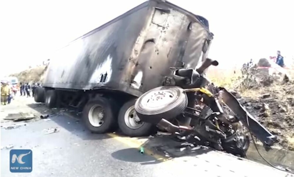 Autocar cu pelerini făcut scrum în Mexic, după impactul cu un camion: sunt 21 morți. VIDEO - Imaginea 6