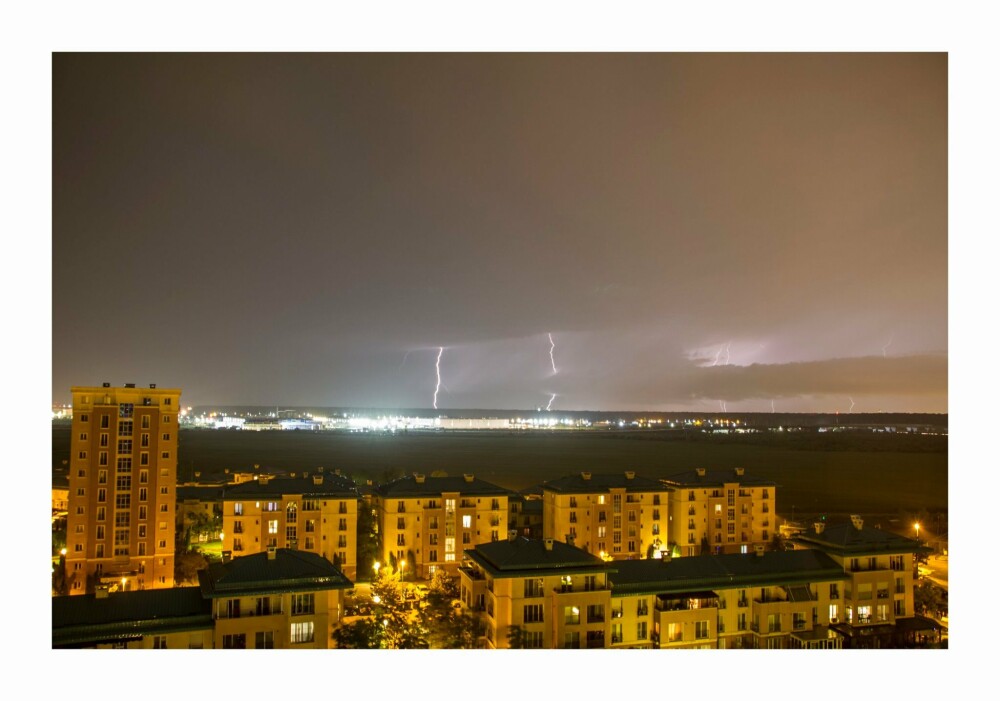 Furtună electrică în București. Cerul a fost brăzdat de sute de fulgere. GALERIE FOTO - Imaginea 7