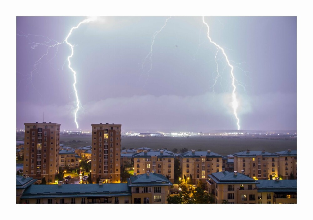Furtună electrică în București. Cerul a fost brăzdat de sute de fulgere. GALERIE FOTO - Imaginea 1