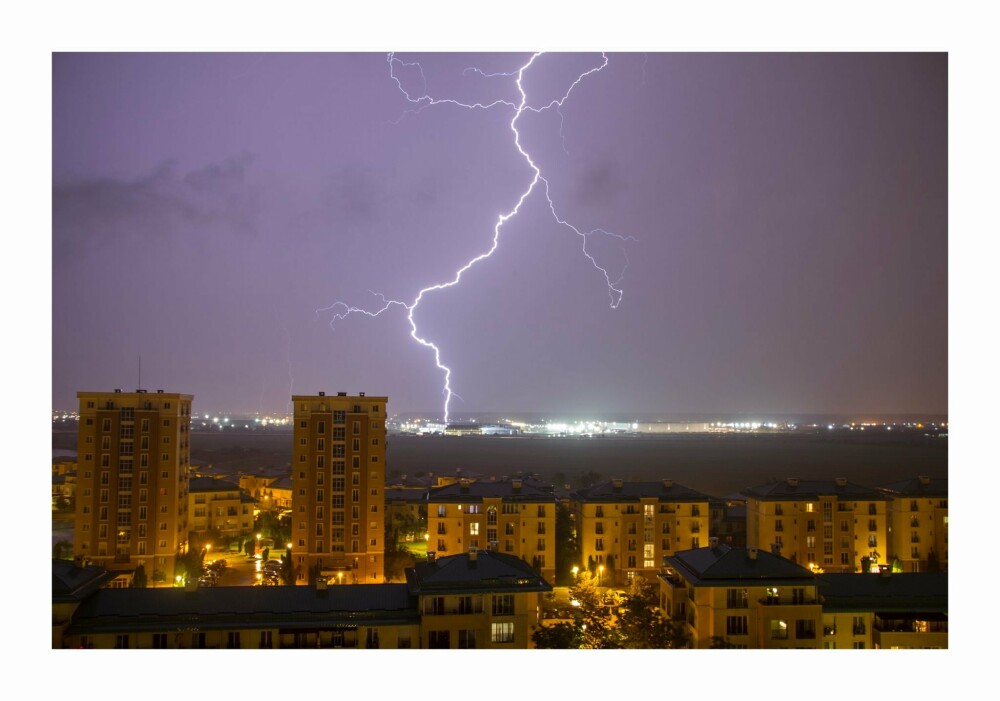 Furtună electrică în București. Cerul a fost brăzdat de sute de fulgere. GALERIE FOTO - Imaginea 3