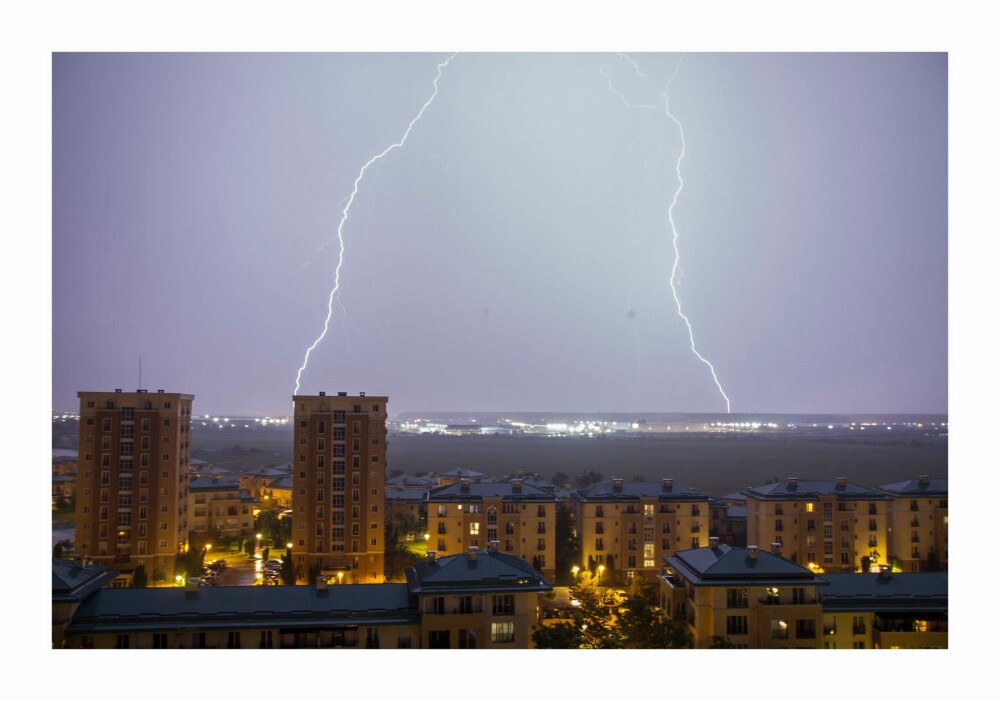 Furtună electrică în București. Cerul a fost brăzdat de sute de fulgere. GALERIE FOTO - Imaginea 5