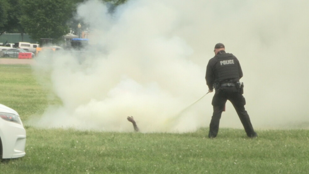 Momentul în care un bărbat și-a dat foc în apropiere de Casa Albă. FOTO - Imaginea 2