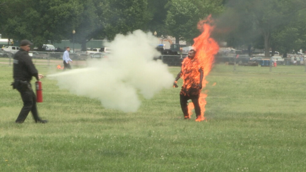 Momentul în care un bărbat și-a dat foc în apropiere de Casa Albă. FOTO - Imaginea 1
