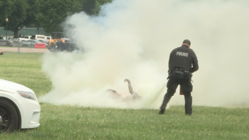 Momentul în care un bărbat și-a dat foc în apropiere de Casa Albă. FOTO - Imaginea 4