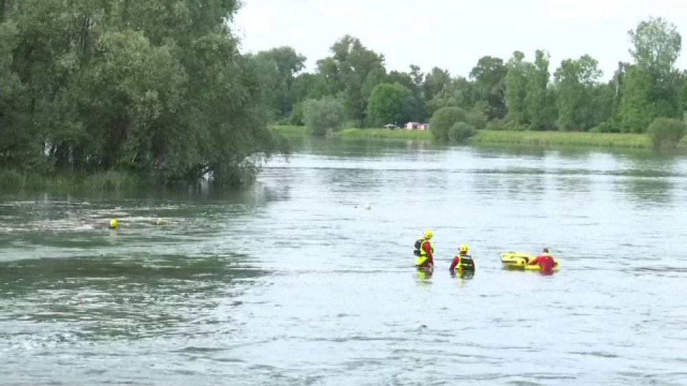 Filmul tragediei de pe Rin. Doi români au murit după ce o barcă pneumatică s-a răsturnat - Imaginea 2