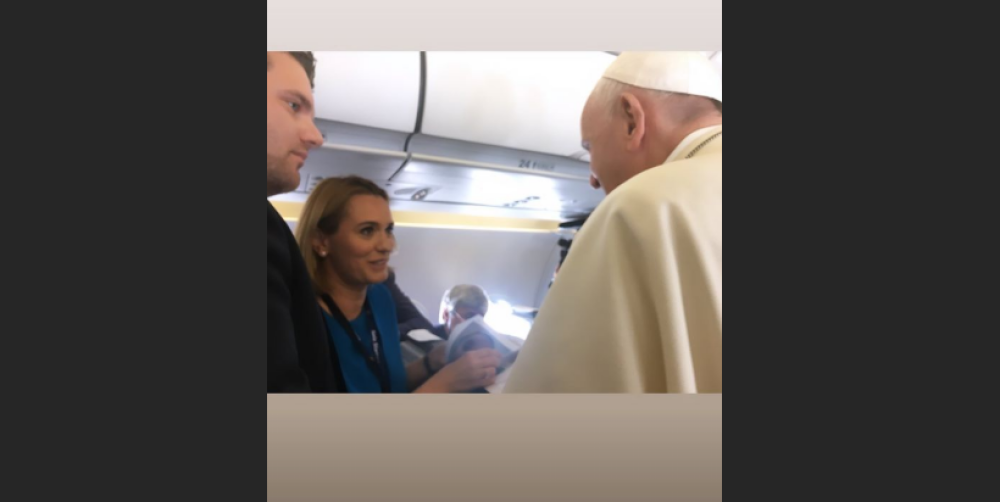 Primele imagini din avionul cu care Papa Francisc a venit în România - Imaginea 9