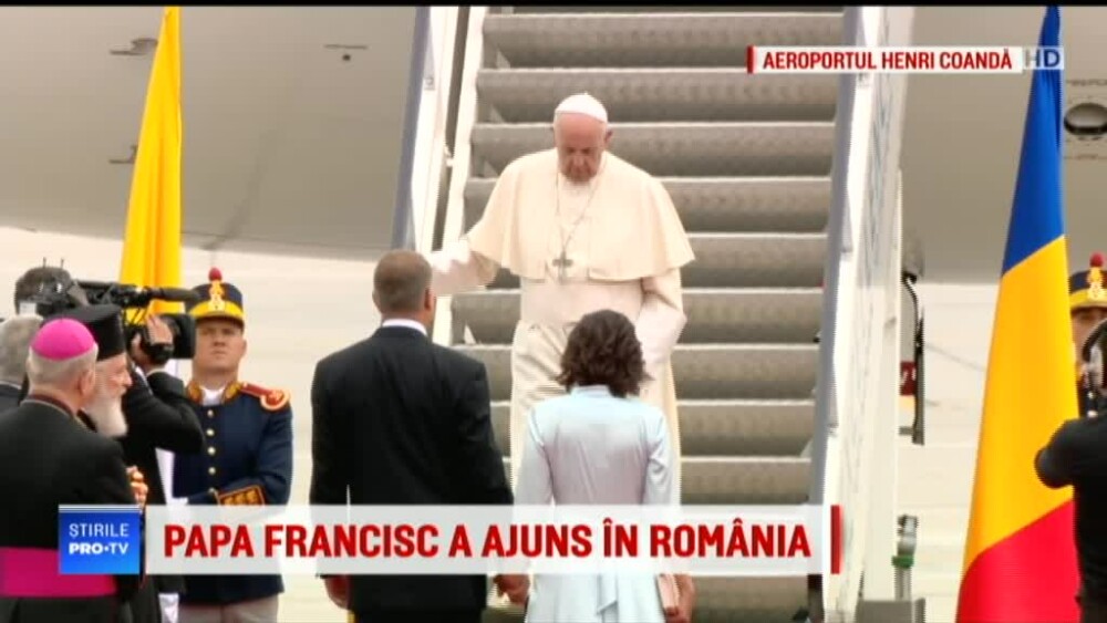 Papa în România. Reacția românilor când l-au întâlnit pe drum prin Capitală - Imaginea 30