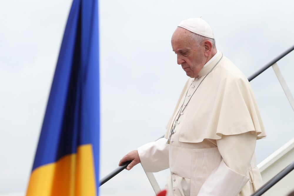 Papa în România. Reacția românilor când l-au întâlnit pe drum prin Capitală - Imaginea 28