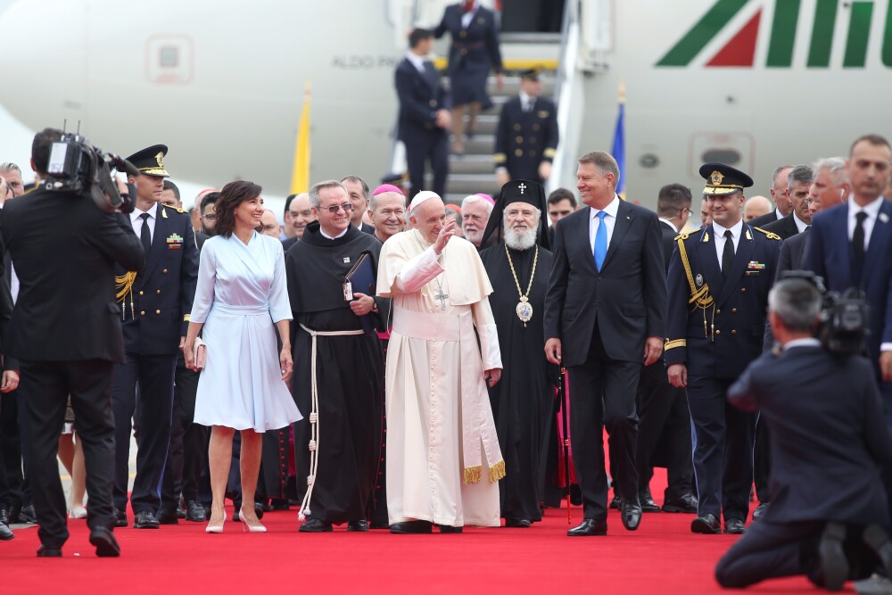 Papa în România. Reacția românilor când l-au întâlnit pe drum prin Capitală - Imaginea 26