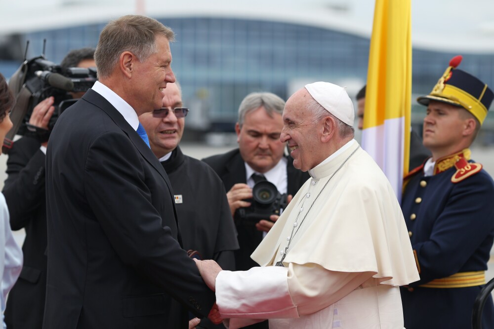 Papa în România. Reacția românilor când l-au întâlnit pe drum prin Capitală - Imaginea 25