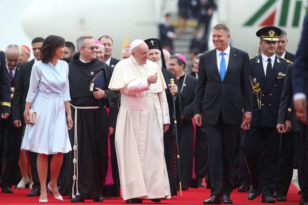 Papa în România. Reacția românilor când l-au întâlnit pe drum prin Capitală - Imaginea 24