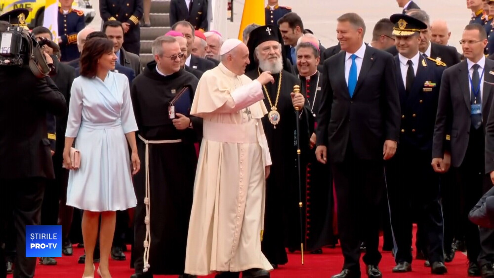 Ținuta purtată de Carmen Iohannis la întâmpinarea Papei Francisc, la aeroport. VIDEO - Imaginea 1