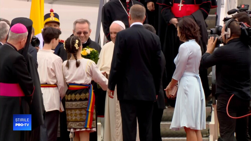 Ținuta purtată de Carmen Iohannis la întâmpinarea Papei Francisc, la aeroport. VIDEO - Imaginea 3