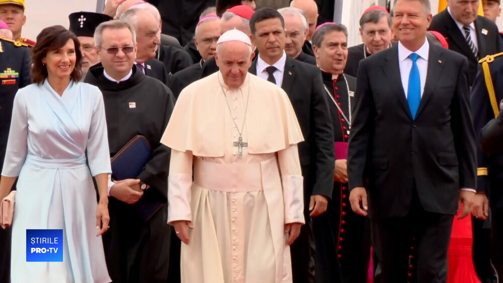 Ținuta purtată de Carmen Iohannis la întâmpinarea Papei Francisc, la aeroport. VIDEO - Imaginea 4