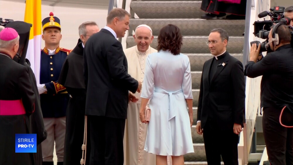 Ținuta purtată de Carmen Iohannis la întâmpinarea Papei Francisc, la aeroport. VIDEO - Imaginea 5