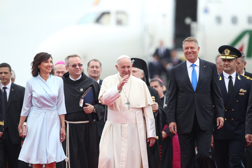 Papa în România. Momentul în care a deschis geamul mașinii pentru a saluta mulțimea - Imaginea 6