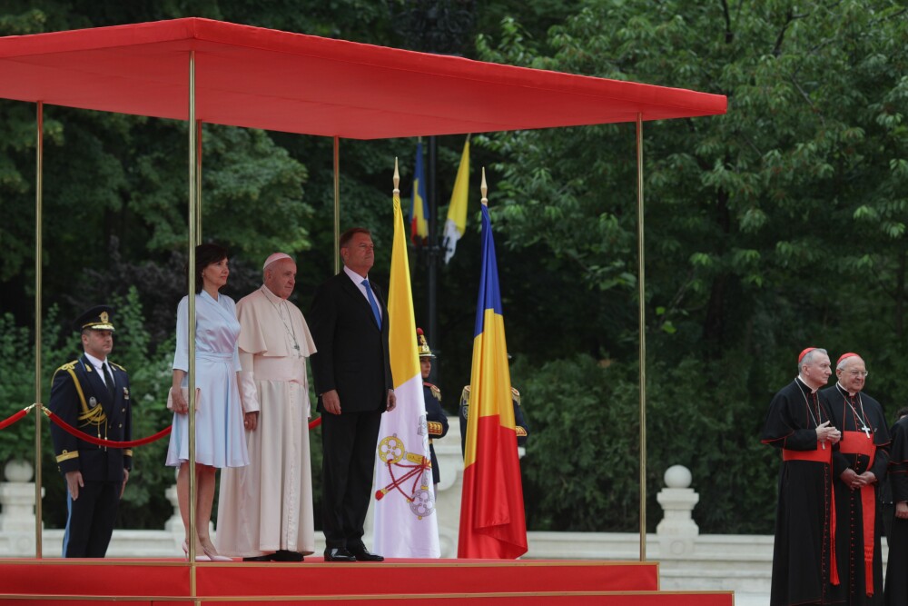 Papa în România. Reacția românilor când l-au întâlnit pe drum prin Capitală - Imaginea 15