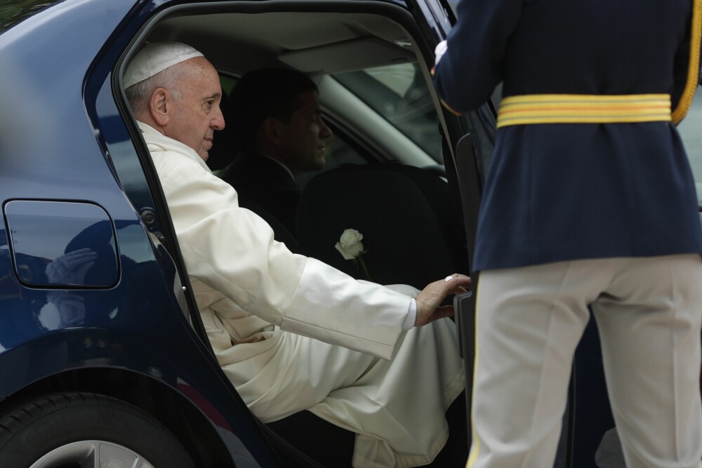 Papa în România. Reacția românilor când l-au întâlnit pe drum prin Capitală - Imaginea 14