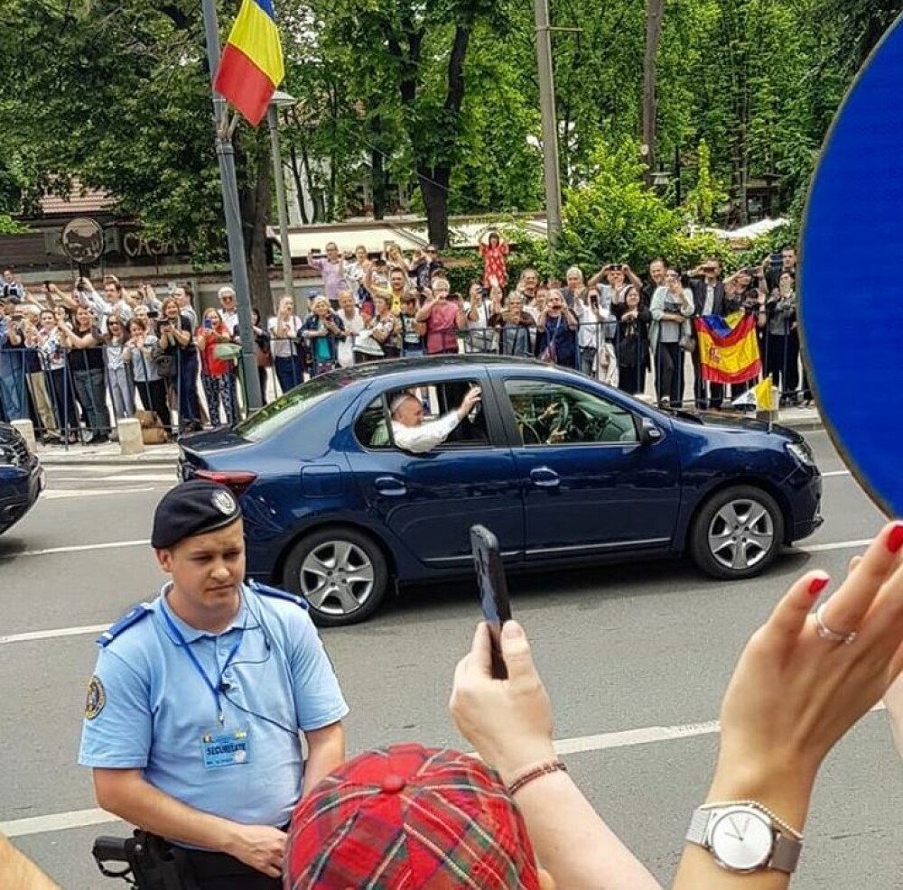 Papa în România. Momentul în care a deschis geamul mașinii pentru a saluta mulțimea - Imaginea 1