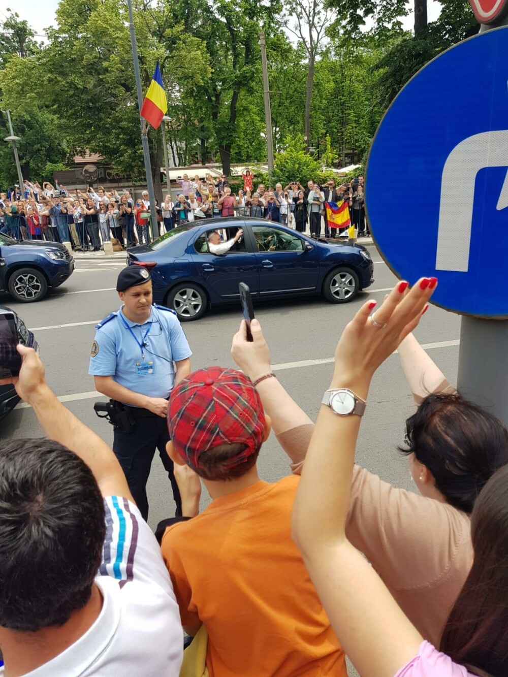 Papa în România. Reacția românilor când l-au întâlnit pe drum prin Capitală - Imaginea 11